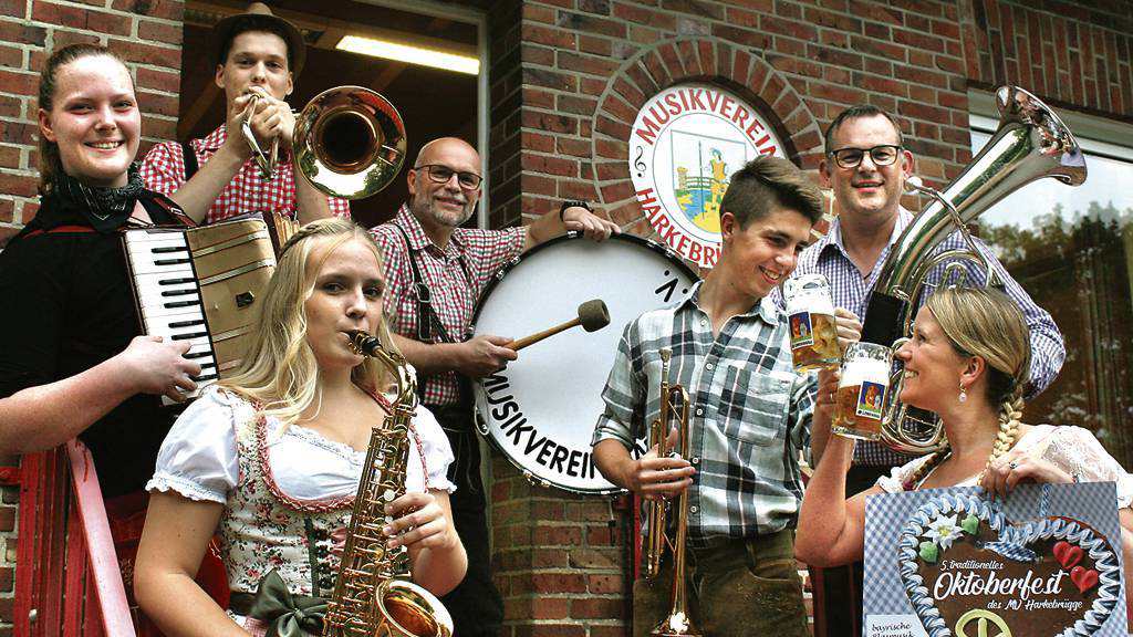 MIT DIRNDL, LEDERHOSE UND KAROHEMD: AUF DAS BEVORSTEHENDE OKTOBERFEST ENDE SEPTEMBER FREUEN SICH DIE MUSIKER DES MUSIKVEREINS HARKEBRÜGGE SCHON JETZT SEHR. BILD: HANS PASSMANN