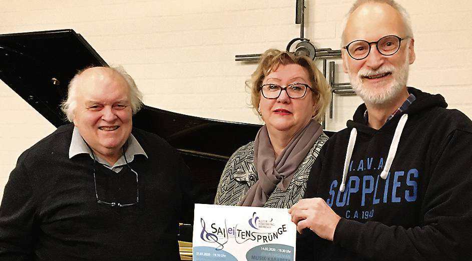 Musikprofessor Kurt Seibert (links), die zweite Vorsitzende des Vereins Kulturförderung Brake, Manuela Schöler, und Vereins-Beisitzer Gebhard von Hirschhausen. BILD: Sarah Schubert