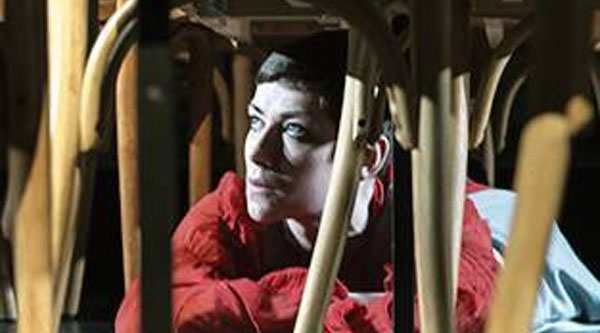 UNTER STÜHLEN: DARSTELLERIN CAROLINE WYBRANIETZ Bild: Landesbühne