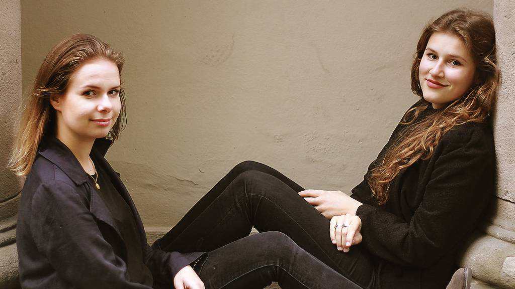 Dorothea Stepp (links) und Milena Wilke bilden das Duo Berlin. Am kommenden Donnerstag sind die beiden Frauen mit ihrem Programm in der Aula des Nordenhamer Gymnasiums zu hören. BILD: Kilian Klammt