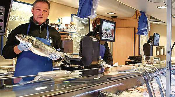 Fischhändler Volker Reis kommt aus Nesse bei Bremerhaven nach Varel und bietet viele Fischsorten an. Darunter sind Mittelmeerspezialitäten und ausgefallene Arten. Bild: Gösta Berwing