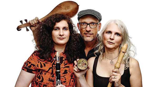 KOMBINIERT DIE KLÄNGE VON SPIELUHREN MIT BAROCKMUSIK UND VIDEOPROJEKTIONEN: DAS ENSEMBLE IL LUSORIUS, DAS IM MAI 2019 IN GANDERKESEE GASTIERT BILD: FRANK SCHEMMANN