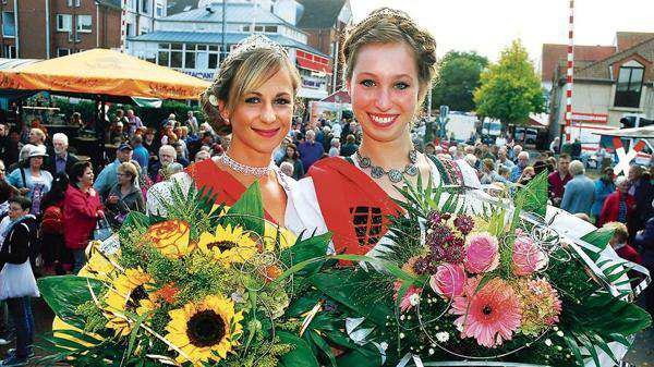Die amtierende Mühlenkönigin Lisa Grimmig (links) und Mühlenprinzessin Ilona Mai. Bild: Oliver Braun