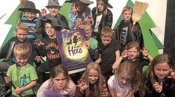 FREUEN SICH AUF IHREN ERSTEN AUFTRITT: DIE KULTUR-SCHEUNEN-KIDS AUS BARSSEL WOLLEN AM 22. UND 23. SEPTEMBER NICHT NUR KINDER SONDERN AUCH ERWACHSENE IM PUBLIKUM VERHEXEN. BILD: HANS PASSMANN