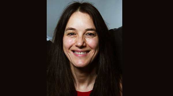 Monika Arnold spielt das Klavier. Bild: Jürgen Beuren