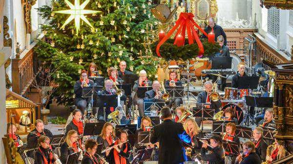 Ein prachtvoller Anblick: das Weihnachtskonzert des Blasorchesters Rodenkirchen in St. Matthäus Bild: Archiv