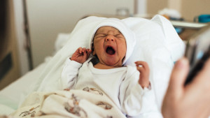 Hebammen-Mangel und weniger Kreißsäle: Geburtshilfe in der Krise